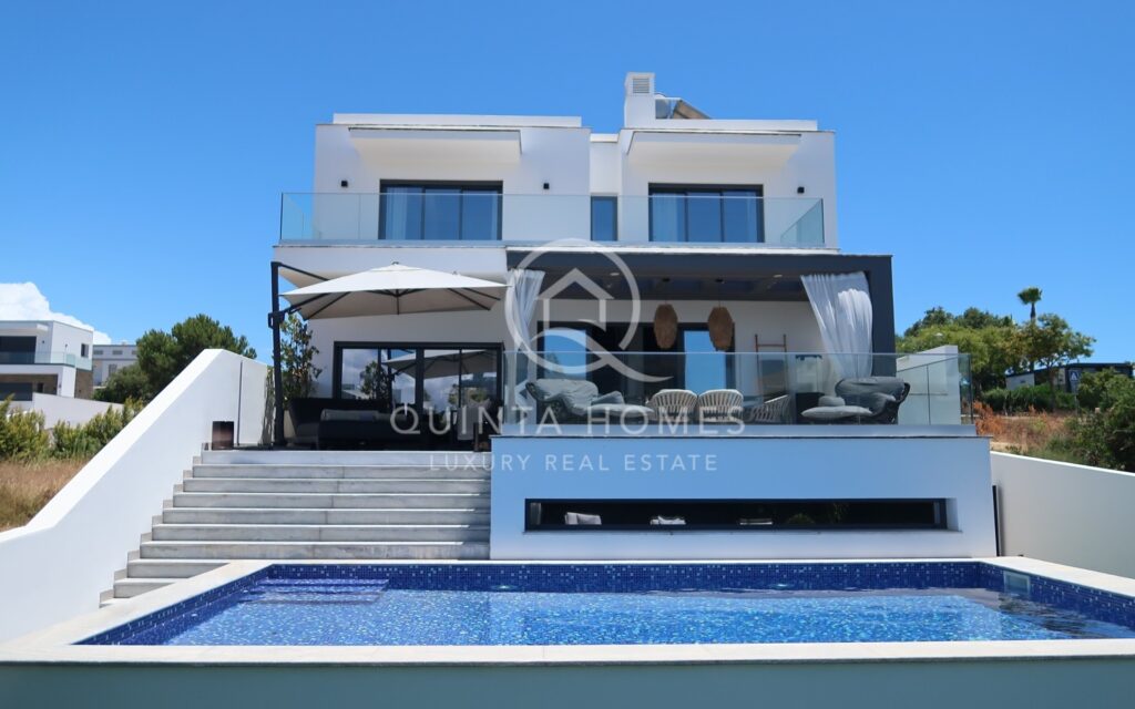 Contemporary villa with a minimalist design, located not far from the beautiful Algarvian beaches