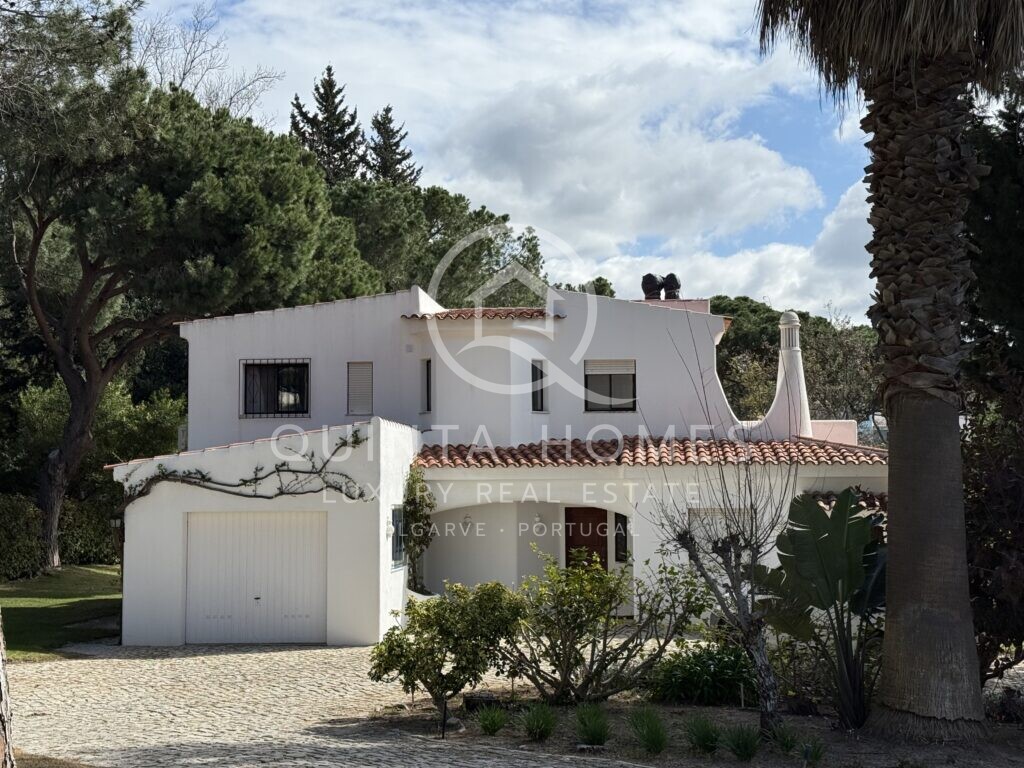 One of few prime golf front plots in Quinta do lago. Refurbish or Rebuild in an Unbeatable location